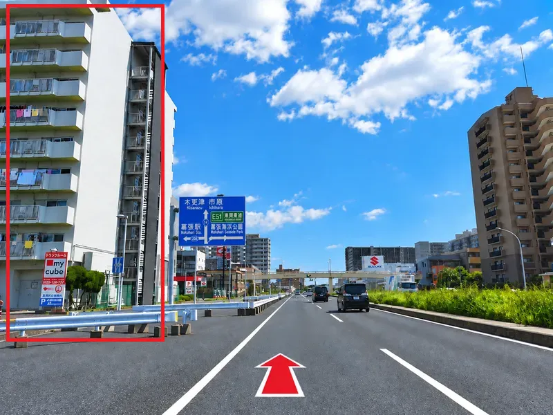 白い10階建てのマンション